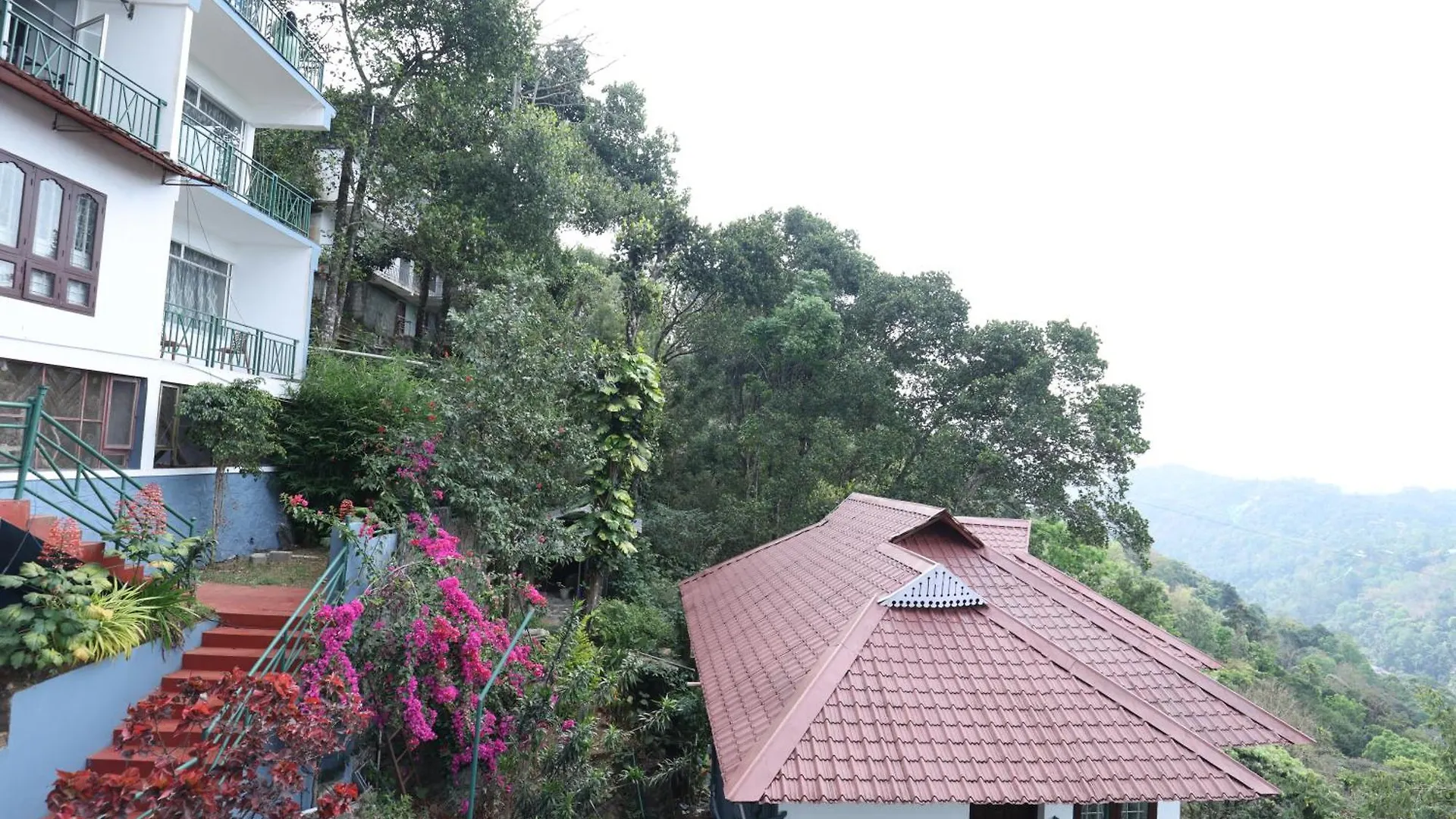 Lazo Golden Valley Resort , 무나르 호텔
