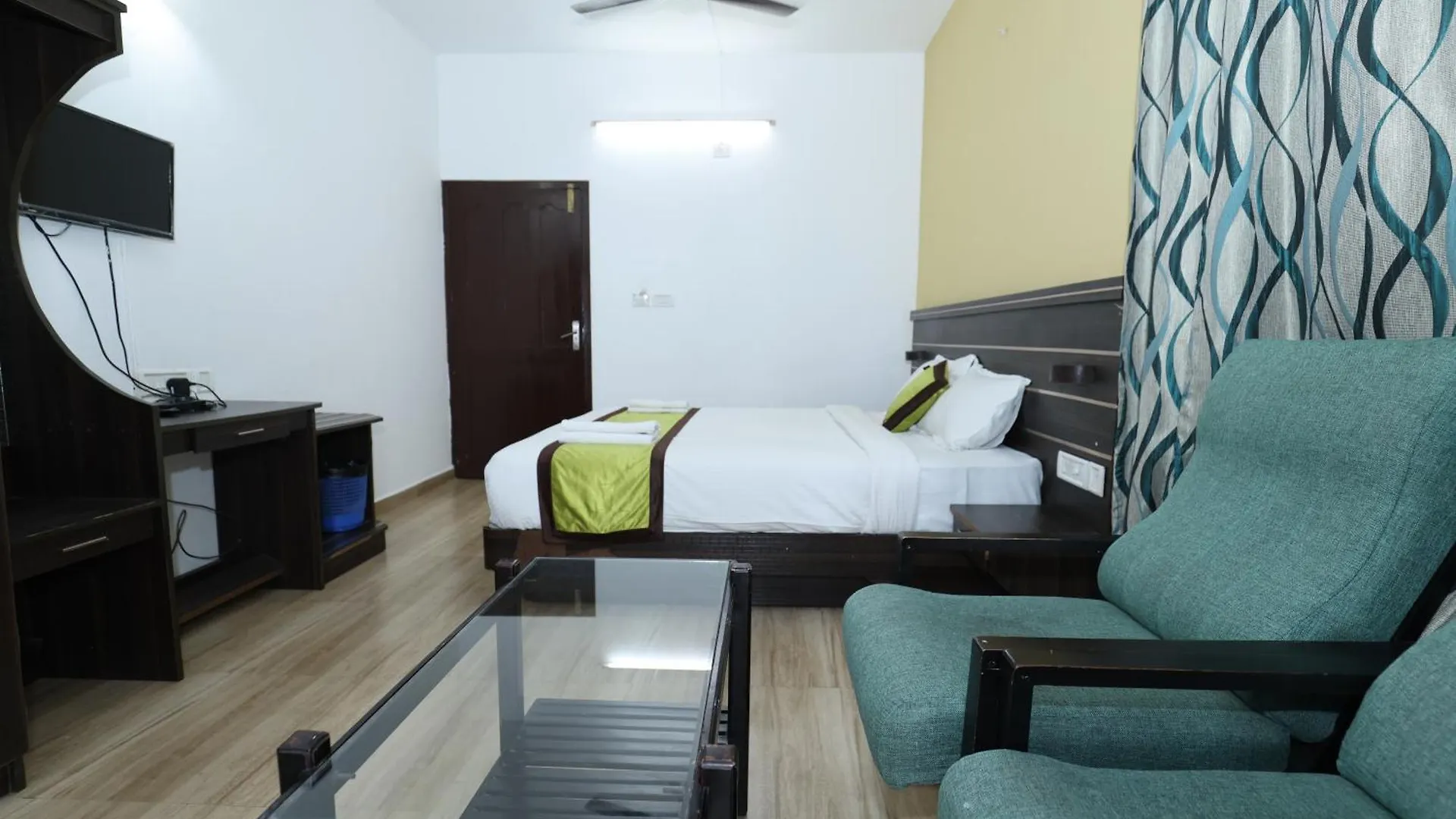 호텔 Lazo Golden Valley Resort , 무나르