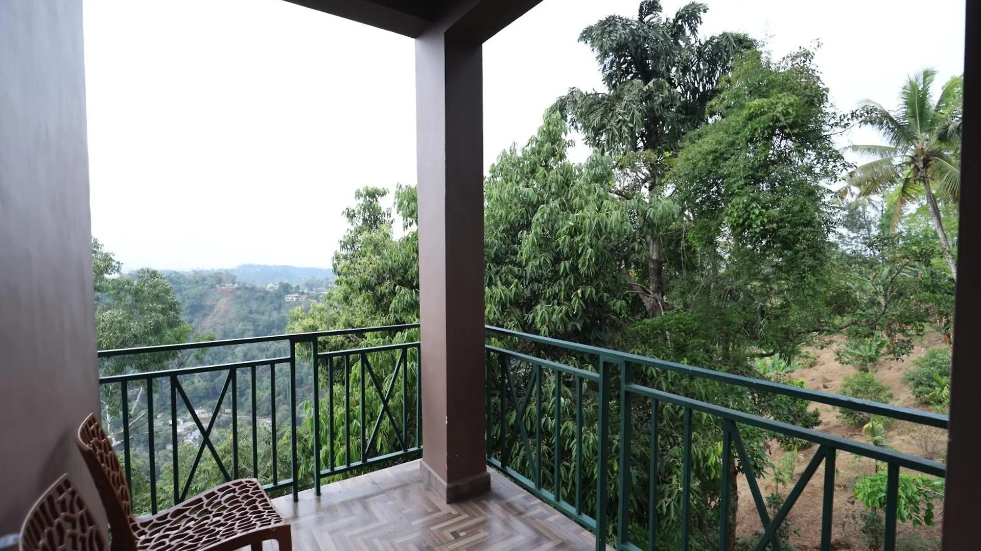 Lazo Golden Valley Resort , 무나르