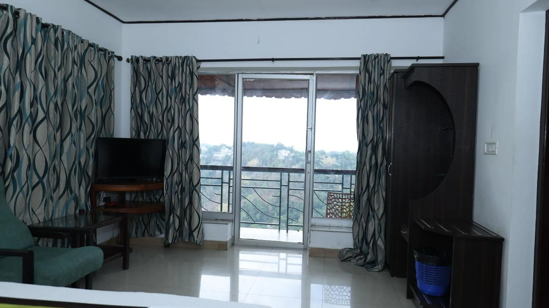 Lazo Golden Valley Resort , 무나르